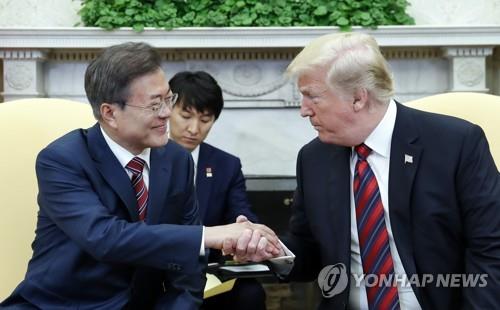 한-미 정상, 굳게 잡은 손