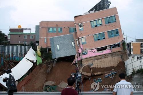심하게 기울어진 상도동 붕괴현장 유치원 건물