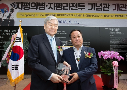 지평리전투기념관 재개관식에 참석 조양호 한진그룹 회장(왼쪽)과 정동균 양평군수.