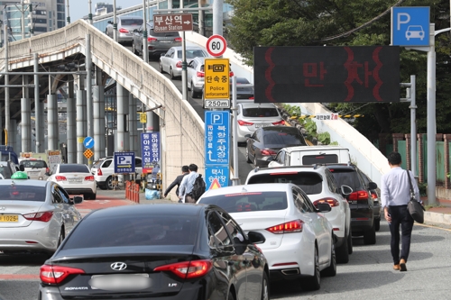 12일 오전 부산역 주차장 진입로 모습