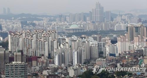 주택시장 안정방안, 효과는? (서울=연합뉴스) 박동주 기자 = 14일 오전 서울 남산에서 바라본 아파트 단지 등 서울 시내 모습. 정부는 전날 '9·13 주택시장 안정방안' 발표에서 서울·세종 전역과 부산·경기 일부 등 집값이 급등한 조정대상지역 2주택 이상 보유자에게 주택분 종합부동산세 최고세율을 최고 3.2%로 중과하고, 세 부담 상한도 150%에서 300%로 올린다고 밝혔다. 2018.9.14 pdj6635@yna.co.kr