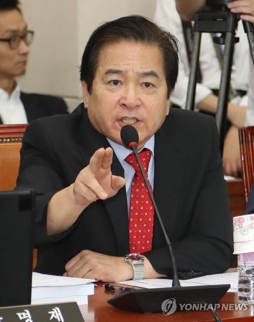 기재위, 심재철 '정보유출' 논란에 파행 (서울=연합뉴스) 김현태 기자 = 19일 오전 국회에서 열린 기획재정위원회 전체회의에서 여당 의원들이 자유한국당 심재철 의원을 향해 심 의원실 보좌진들이 청와대·정부의 예산정보 수십만 건을 불법 열람·보관했다며 범죄행위라고 비난하자 심 의원이 정상적인 경로를 통한 것이라며 강하게 반발하고 있다. 2018.9.19 mtkht@yna.co.kr(끝)