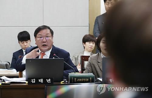설전 벌이는 김태년-강효상