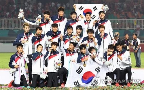 아시안게임 금메달 확정 후 메달 세리머니를 하는 선수들