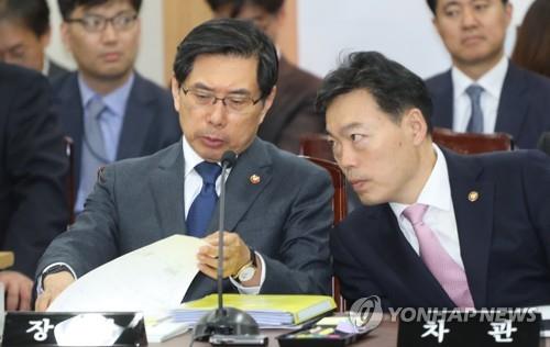 법무부 장관과 차관 (과천=연합뉴스) 한상균 기자 = 12일 과천정부청사 법무부에서 열린 국회 법제사법위 국정감사에서 박상기 장관과 김오수 차관이 대화하고 있다. 이날 자유한국당 의원들은 박상기 법무부 장관이 전날 문 대통령의 강정마을 주민 사면복권 발언에 관한 의견을 묻는 질문에 "답변을 본 질의에 하겠다"고하자 퇴장했다. 2018.10.12 xyz@yna.co.kr(끝)