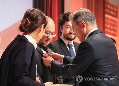 프랑스 입양인에게 '하트 배지' 달아주는 문 대통령