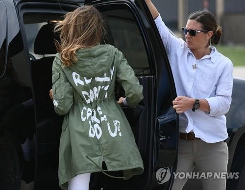 멜라니아 여사가 입었던 '상관안해' 문구가 쓰여진 재킷