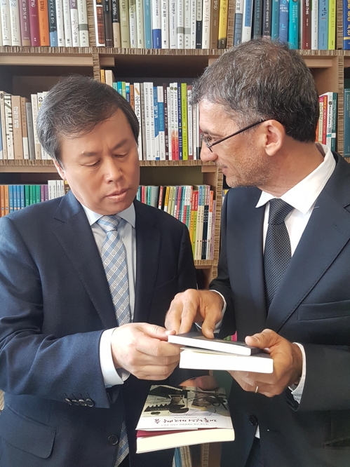 도종환 문화장관과 라 사피엔차 동양학 도서관장