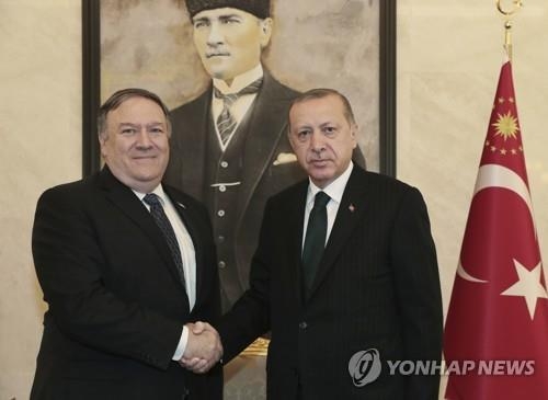 레제프 타이이프 에르도안 터키 대통령과 악수하는 마이크 폼페이오 미국 국무장관