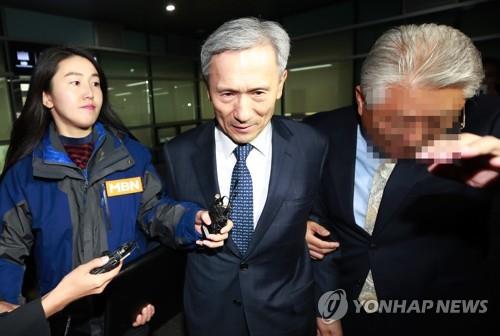 김관진, 기무사 계엄문건 관여 의혹 조사 뒤 귀가