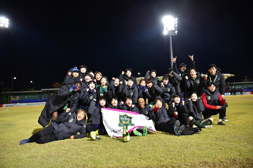여자축구 챔프전에 진출한 경주한수원의 선수들이 기념 촬영을 했다.