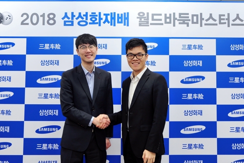 안국현 8단(왼쪽)과 커제 9단