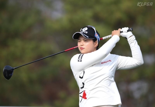 최혜진의 공의 궤적을 보고 있다.