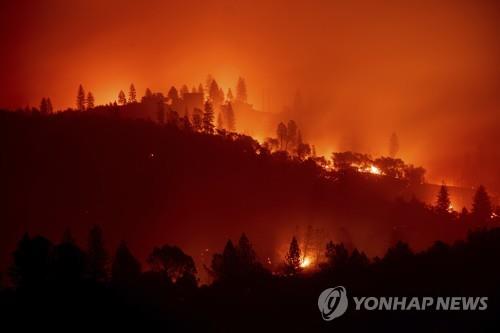 밤새 불타오르는 캘리포니아 산림지대
