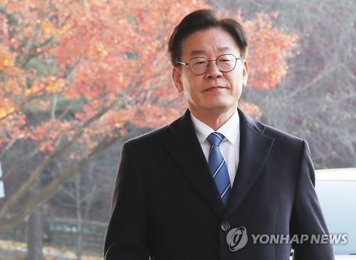 굳은 표정의 이재명 지사 (수원=연합뉴스) 홍기원 기자 = 이재명 경기도지사가 19일 오전 경기도 수원시 경기도청으로 출근하며 이른바 '혜경궁 김씨(@08__hkkim)' 트위터 계정 소유주는 이 지사의 부인 김혜경 씨라는 수사결과 관련 입장을 밝히기 위해 차에서 내려 이동하고 있다. 경기남부지방경찰청 사이버수사대는 공직선거법 위반(허위사실 공표) 및 명예훼손 등 혐의로 입건된 김씨를 이날 오전 기소의견으로 검찰에 송치한다. 2018.11.19 xanadu@yna.co.kr(끝)