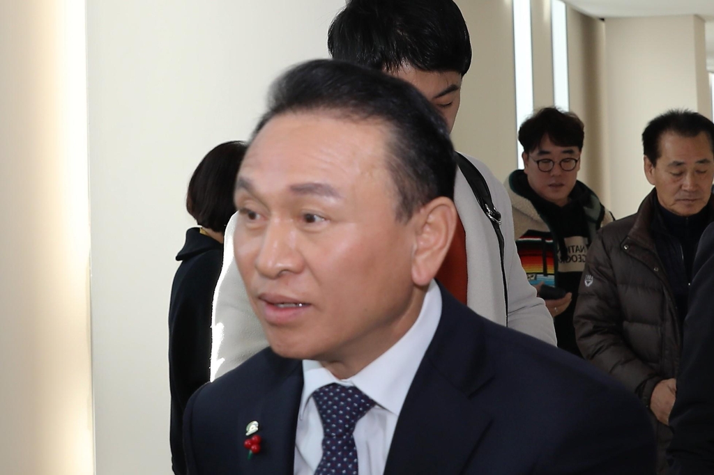 법정 들어서는 구본영 천안시장