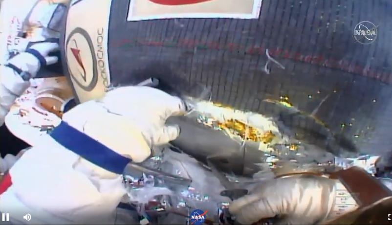 소유스 캡슐을 싸고있는 단열 및 운석파편 보호 덮개를 제거하는 러시아 우주인들 