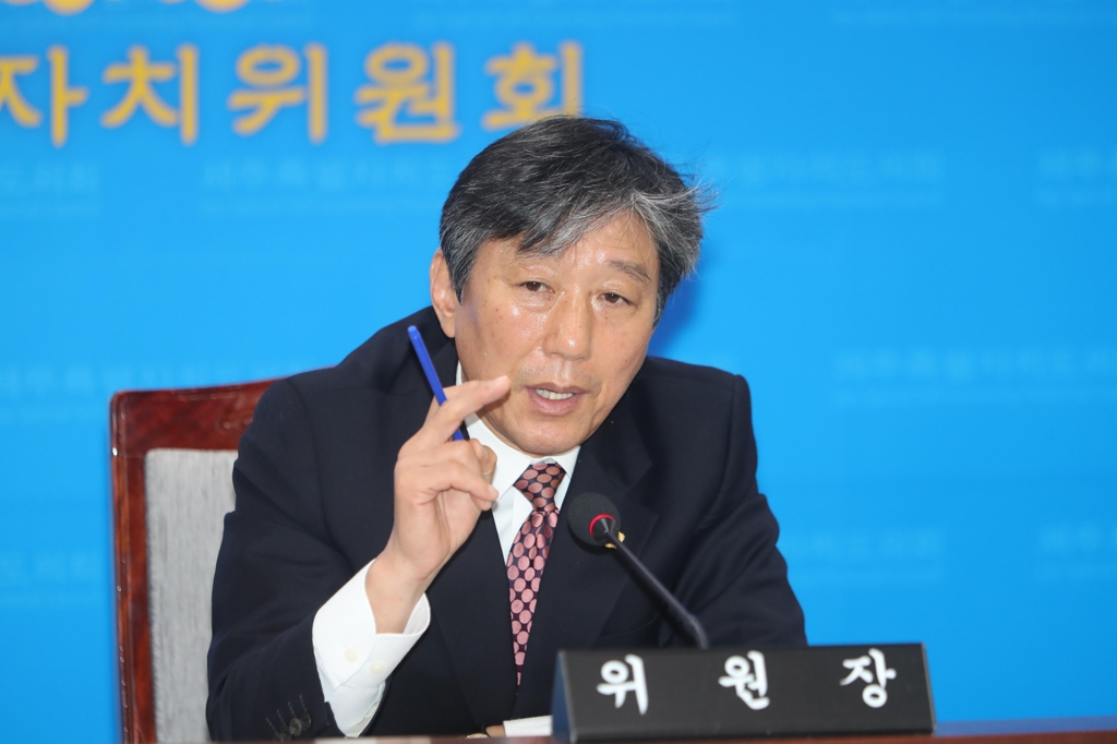 발언하는 강성균 제주도의회 행정자치위원장
