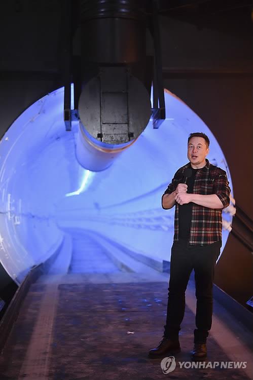 캘리포니아주 호손의 지하 시험 터널 앞에서 설명하고 있는 테슬라 최고경영자(CEO) 일론 머스크[AP=연합뉴스]