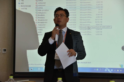 차세대들에게 특강하는 한성환 씨