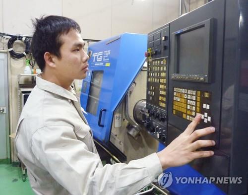 日 공장에서 일하는 베트남 노동자