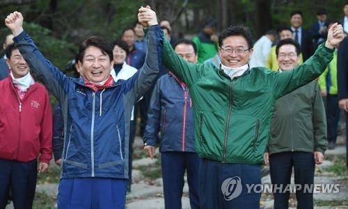 권영진 대구시장(앞줄 왼쪽)과 이철우 경북지사(앞줄 오른쪽)