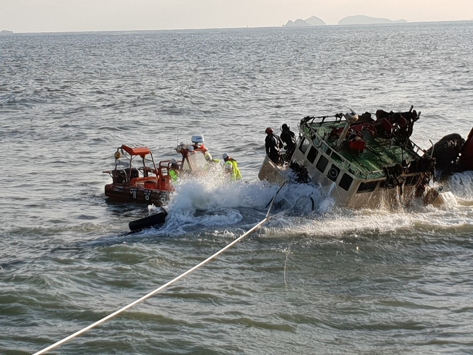 (보령=연합뉴스) 중앙해양특구조단 대원이 30일 충남 보령시 오천면 장고도 3km 해상에서 좌초된 예인선 J호에 올라 배에 남아있는 기름을 빼내기 위해 유류 호스를 연결하고 있다.