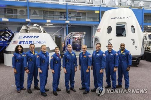 유인 캡슐 드래곤과 스타라이너 앞에 선 NASA 우주인