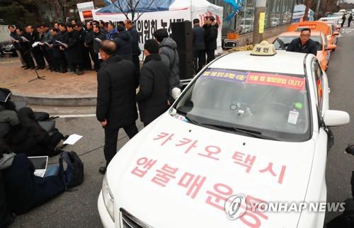 '카풀 반대' 택시기사 또 분신… 택시업계 반발 커질 듯 (서울=연합뉴스) 한종찬 기자 = 10일 오후 서울 여의도 국회의사당역 앞에 설치된 카풀 반대 천막농성장 앞에서 카풀 관련 비상대책위원회 관계자들이 카풀 도입 반대 문구를 택시에 부착하고 있다. 9일 서울 광화문광장 인근 도로변에서 '카카오 카풀' 도입에 반대하며 분신을 시도한 택시기사 임 모(64) 씨가 전신에 화상을 입어 병원에서 치료를 받던 중 숨졌다. 카풀 반대를 주장하며 분신해 사망한 두 번째 사례다. saba@yna.co.kr(끝)