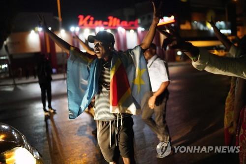10일 새벽 야당 후보 치세케디의 대선 승리를 기뻐하는 민주콩고 시민