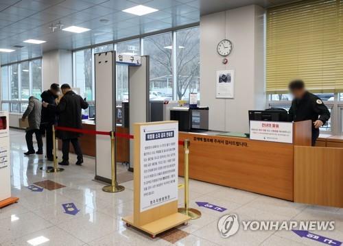 (청주=연합뉴스) 이승민 기자 = 지난 10일 오후 청주지법 법정동 출입구에서 보안 검색이 이뤄지고 있다. 이날 청주지법에서 실형을 선고받은 김모씨가 법정구속 직전 도주했다.