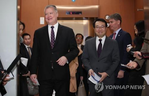 웃으며 입장하는 이도훈-스티븐 비건