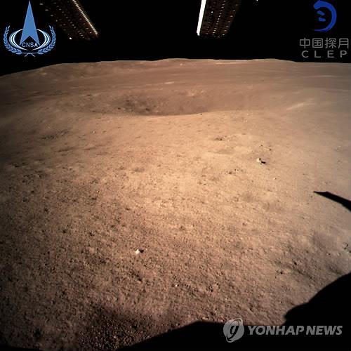 인류 최초로 지구에서 보이지 않는 달의 뒷면에 착륙한 중국의 달 탐사선 '창어(嫦娥) 4호'가 지난 3일 보내온 달의 뒷면 사진[신화=연합뉴스]