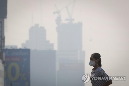 초미세먼지로 수주 째 몸살을 앓는 방콕 시내를 한 시민이 걸어가고 있다 / 연합뉴스