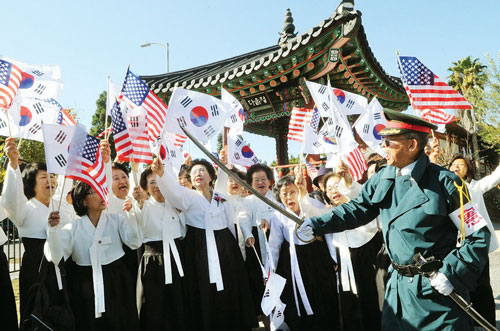 미국 LA에서 만세운동을 재연하는 한인들