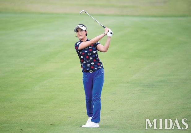 대만 신이 골프클럽에서 열린 '대만여자오픈 with SBS Golf' 최종 라운드에서 1번 홀 아이언 샤샷을 날리는 전미정 선수. 위 사진은 4번 홀 그린을 살피는 모습. KLPGA 제공