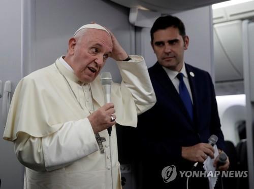프란치스코 교황(왼쪽)이 파나마 방문을 마치고 이탈리아로 돌아오는 기내에서 기자회견을 하고 있다. [로이터=연합뉴스]