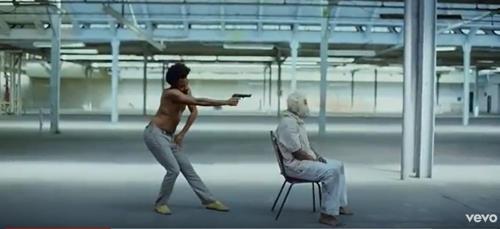 '디스 이즈 아메리카' 뮤직비디오 한 장면