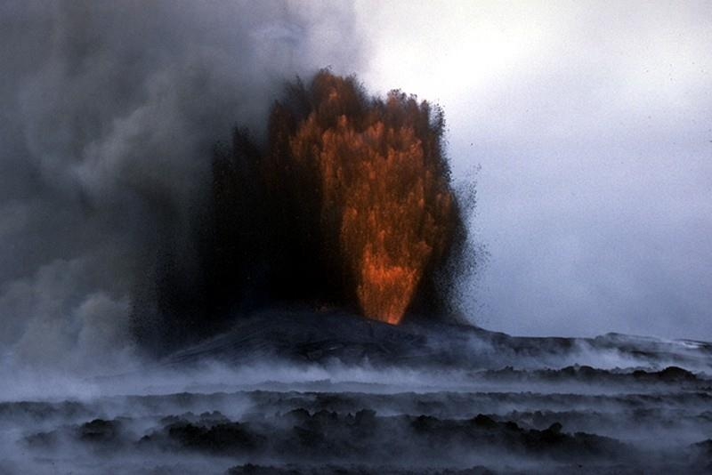 1985년 3월13일 거의 23시간 분수처럼 솟구친 용암. 최고 309m까지 치솟았다.