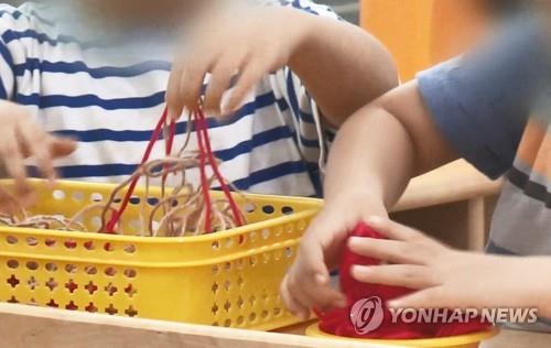 어린이집에서 놀이하는 아동