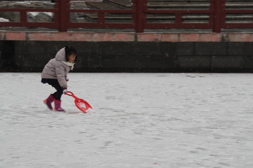 12일 오후 중국 베이징에서 눈이 내리는 가운데 한 아이가 눈장난을 하고 있다. (베이징=연합뉴스) 김윤구 특파원 