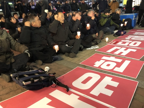 (서울=연합뉴스) 전명훈 기자 = 14일 서울 영등포구 자유한국당사 앞에서 시민들이 자유한국당 소속 의원들의 5·18 망언을 규탄하며 촛불집회를 열고 있다.