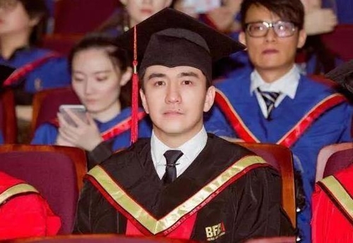 학위복을 입고 있는 자이톈린