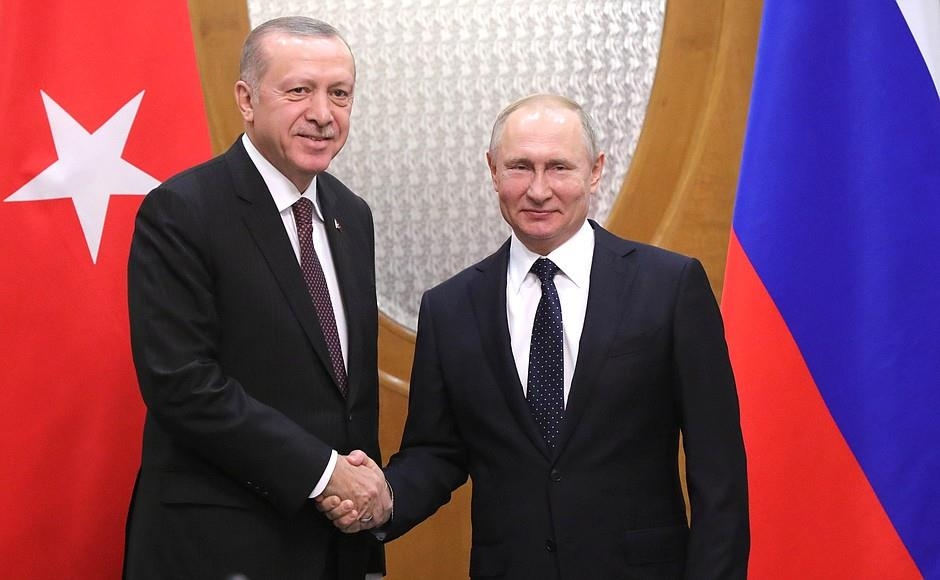 에르도안 터키 대통령(왼쪽)과 악수하는 푸틴 대통령 [크렘린궁 자료사진]