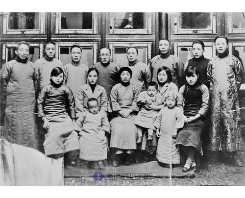 1932년 윤봉길 의사 의거 후 이동녕과 김구가 일제의 추적을 피해 중국 저장성 자싱시 추푸청의 집에 은신했을 때 그의 가족과 함께 찍은 사진. 뒷줄 왼쪽 네 번째가 이동녕, 여섯 번째가 김구. [독립기념관 제공]