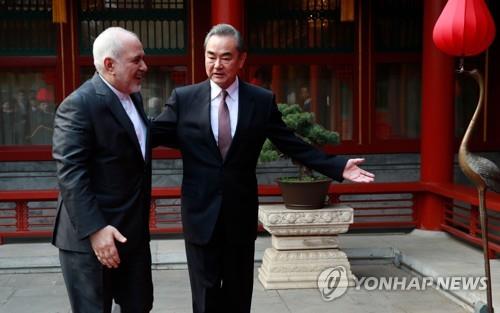 19일 베이징에서 만난 자리프 이란 외무장관(좌)과 왕이 중국 외교 부장 