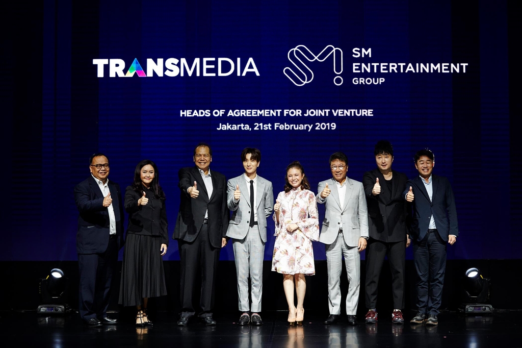 슈퍼주니어 이특(왼쪽에서 네번째)과 인도네시아 국민가수 로싸(왼쪽에서 다섯번째)