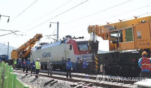"7명 사상"…크레인에 연결되는 경의중앙선 사고 열차