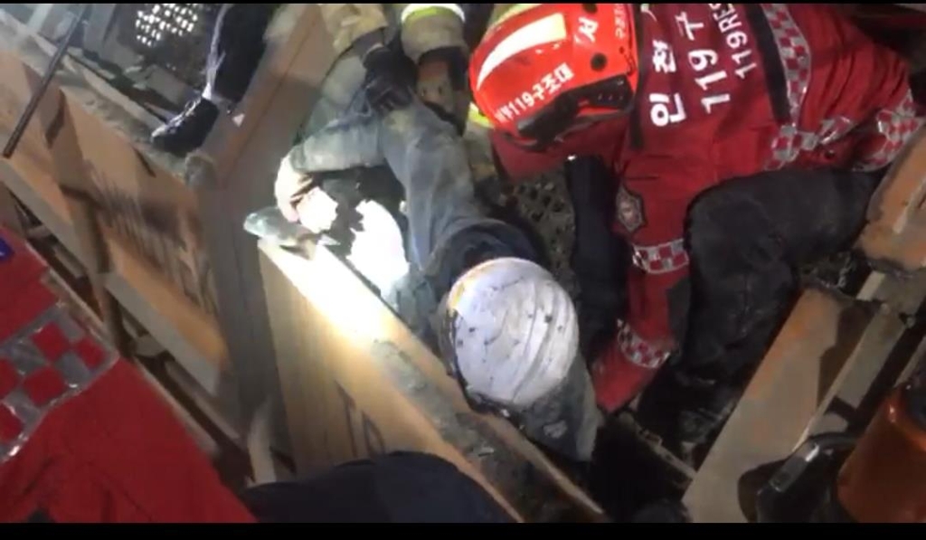 폐기물 선별기에 끼여 60대 근로자 숨져