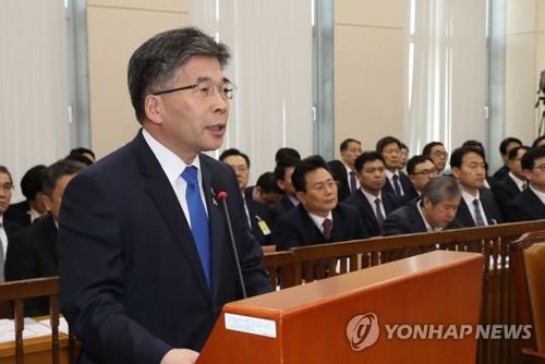 업무보고하는 민갑룡 (서울=연합뉴스) 하사헌 기자 = 민갑룡 경찰청장이 14일 오전 열린 국회 행정안전위 전체회의에 출석, 업무보고하고 있다. 2019.3.14 toadboy@yna.co.kr(끝)